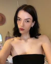 Leila Warren's Instagram, Twitter & Facebook