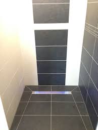 Beleuchtete Linienentwasserung In Der Dusche Dusche Badezimmer Dusche Fliesen Badezimmer