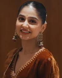 Flora Fernandez's Instagram, Twitter & Facebook