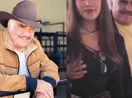 Fernandez nació en huentitan el alto un surbubio de como muchacho joven fernandez trabajó como mesero, y lavador de vasijas. Diario Del Yaqui Rompe El Silencio Joven Manoseada Por Vicente Fernandez