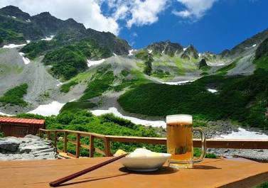 穂高を肴に味わう名物の生ビールとおでん（AI 生成）