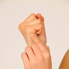 Une mauvaise position de sommeil, un courant d'air ou un mouvement brusque de rotation peuvent provoquer une contracture de l'un des muscles qui permettent les mouvements de la. Acupressure Pour Les Douleurs Du Cou Et Le Decouragement Jean Louis Abrassart