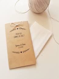 Un irisé qui sera parfait. Larme De Joie Pochette Personnalisee En Kraft Et Ficelle Mouchoir Individuel De Mariage De La Boutique Mariagedescrea Place Card Holders Welcome Bags Marion