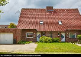 Omnia fischer theodor münchen laim haus schätz. Haus Mit Garage Lizenzfreies Bild 18940007 Bildagentur Panthermedia