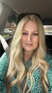 Can anyone of you put a better background, instead of my car seat/car?