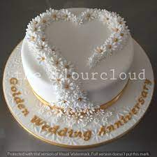 Delicate Daisies For A Golden Wedding Anniversary 50th Anniversary Cakes 50th Wedding Anniversary Cakes Wedding Anniversary Cakes