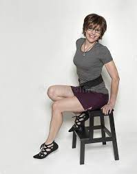 Nos critères de beauté sont : Femme Agee Moyenne Sexy Et Mince Sur Des Selles D Etape Image Stock Image Du Jupe Selles 141823863