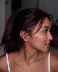 This is the moment jadine fans have been waiting for: Kathryn Bernardo Kim Chiu Ear Piercing