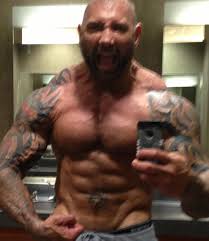 Ancien catcheur et pratiquant de combat libre, dave bautista avait la carrure parfaite pour jouer drax le destructeur. Dave Bautista Shows Off His Body And Is Ready For Drax The Destroyer In Guardians Of The Galaxy Nerd Reactor
