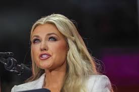 Charlie Kirk: Donald Trump und Erika Kirk beenden Gedenkfeier gemeinsam