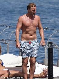 Gary barlow, 41, und seine frau dawn gaben bekannt, dass ihre tochter poppy am samstag. Gary Barlow Ehefrau Dawn Und Sohn Daniel 19 Geniessen Sie Schwimmen In Italien Aktuelle Boulevard Nachrichten Und Fotogalerien Zu Stars Sternchen