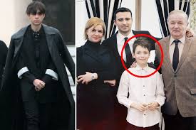 Chiar daca am vazut in ziare ca de la ultima sindrofie organizata de tiriac jr. Cu Ce Se OcupÄ Fratele Mai Mic Al Cristinei Èopescu Sebastian A Atras Toate Privirile La Priveghiul Jurnalistei