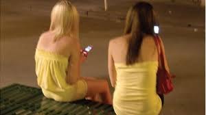 Ancona. Sorelline baby prostitute per volere di mamma e papà: in cambio 20  euro o una ricarica