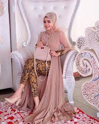 Model baju kondangan / inspirasi model gaun kondangan muslim simple elegan dans media : 14 Model Setelan Celana Untuk Kondangan Tampil Formal Nggak Harus Pakai Gaun Atau Kain Batik Kan Fashion Dresses Batik Fashion Fashion