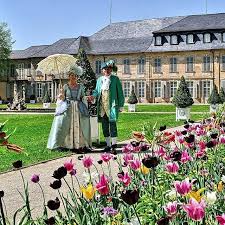 Was Denkt Ihr Ist Das Das Normale Outfit Der Bayreuther Beim Spaziergang Durch Den Hofgarten What Do You Think Is That The Regu Hofgarten Bayreuth Und Tourismus