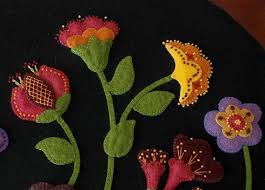 I've donated this jacobean wool applique wall hanging to the artisans' porchwalk 'benefit auc. Kit De Patron De Aplique De Lana Flores Jacobeas Etsy Wool Applique Patterns Wool Applique Wool Felt Projects