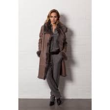 On évite, tout de même, l'effet baba du pantalon pattes d'eph sous la peau de mouton : Manteau Peau Lainee Femme Ref 31594 Agneau De Toscane