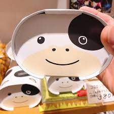売店スタッフおすすめ商品 コロロンうしくん ミルクのひとしずくパフ 名前の通りコロンとしたフォルムの牛くんが なんとも可愛いお土産 さくさくのパフにホワイトチョコレートのクリームがかかったお子さまも大好きなお味です o 淡路島サンプラザ 淡路島 サンプラザ