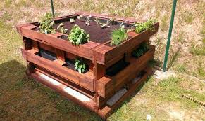 Also Du Mochtest Diesen Sommer Gerne Frischen Salat Essen Frische Krauter Schone Blumen Auf Dem Tisch Versuch Palettengarten Hochbeet Hochbeet Selber Bauen