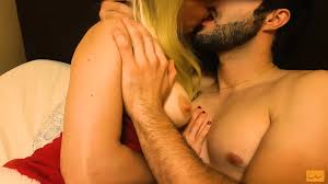 Bir azgın sarışın Noel Baba ile sıcak öpüşme