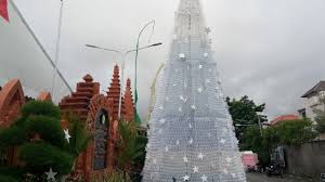 Ornamennya terbuat dari barang sitaan penumpang selama setahun terakhir. Pohon Natal Unik Ini Dibuat Dari Botol Bekas Yang Dikumpulkan Jemaat Gereja Tribun Bali