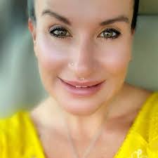 Amanda Skaff's Instagram, Twitter & Facebook