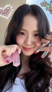 Thỏi son dưỡng *iconic* của Dior nay được nâng cấp dưỡng ẩm sâu hơn,  packaging mới với logo bạc cũng vẫn xinh như trước 💗, Available now,  Direct for details., ______________, ➖ Authenticity ...