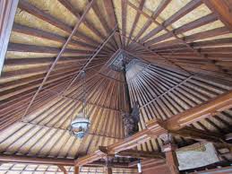 Dengan rumah kayu, kita juga bisa merasakan suasana dekat dengan alam seperti sedang liburan setiap hari. 8 Ciri Desain Arsitektur Bali Yang Eksotis