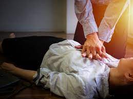 Il massaggio cardiaco è solitamente intervallato da 2 respiri ogni 30 compressioni, tuttavia, se sei una persona sconosciuta o se non ti senti a tuo agio nel fare i respiri, le compressioni devono essere mantenute continuamente fino all'arrivo. Massaggio Cardiaco Come Si Fa E Quanto Dura Ohga