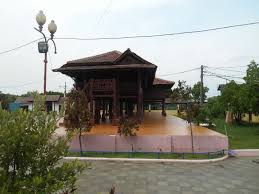 Perpaduan warna cat gold interior rumah via. Rumah Panggung Betawi Wikipedia Bahasa Indonesia Ensiklopedia Bebas