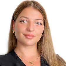 Cassandra Schreiber's Instagram, Twitter & Facebook