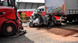 Pędzące bmw najpierw uderzyło w tył osobowego volvo, a to w przód ciężarówki. Tragiczny Wypadek Na S8 Auto Osobowe Zmiazdzone Miedzy Ciezarowkami Anhol Auto Laweta 24h