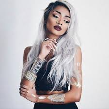 Black Woman With White Hair Pesquisa Google Hair Styles Granny Hair Hair Trends