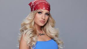 VV Merci megmutatta új, plasztikázott melleit - Blikk