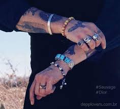 フランスのジョニーのファン、top depp さんが4月10日にパリで撮ったというジョニーとの写真をtwitter にあげてくれました。 元気なジョニーが見れて幸せです @topdepp と、ウォーターマークを入れているのは、この写真に自分のロゴを入れて奪っちゃう人が. Tattoo Johnny Depp Johnny Depp Tattoos Johnny Depp Style Johnny Depp