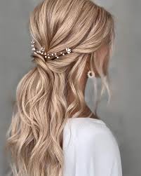 Un semiraccolto formale con ciuffi che ricadono sul viso e un effetto mosso, tra le acconciature per capelli medi. Acconciature Da Cerimonia Per Capelli Medi Semiraccolti Eleganti Archzine It