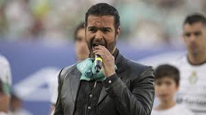 La ley establece en el artículo 38 que el canto, ejecución y reproducción del himno se apegará a la letra y música establecidas, y el artículo 39 prohíbe alterar la. Pablo Montero Entono El Himno Nacional En La Final De Ida As Mexico