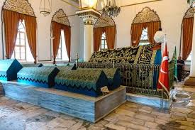 Güney cephedeki girişten içerisine girilen türbenin dört kalın sütunun birbirine bağladığı kemerlerin taşıdığı bir. Osman Gazi Ve Orhan Gazi Turbesi Bursa Tophane Saat Kulesi Rota Senin