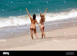 Indonesien, Lombok, South Coast, Mawun, Strand, zwei attraktive junge  Frauen nackt am Gewässerrand Stockfotografie - Alamy