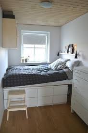 Für mehr stauraum in kleinen kinderzimmern haben wir einen super ikea hack auf stauraum schaffen im kinderzimmer klappt auch super mit dem guten alten hochbett. Schickes Bett Mit Viel Stauraum Fur Die Erwachsenenstadt Agnes Dembowski Wohnen Zimmer Einrichten Ideen Fur Kleine Schlafzimmer