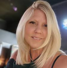 What are some recommendations for live music and bars in the Fort Myers  area?