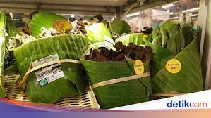 Siapkan 4 lembar daun pisang untuk membungkus. Keren Supermarket Ini Pakai Daun Pisang Untuk Pengganti Plastik