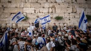משטרת ירושלים הודיעה כי נסגרו לתנועת כלי רכב הרחובות שבהם יעבור מצעד הדגלים וכן הצירים המובילים אליהם. Oqyfzludkbmazm