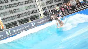 Surf Style Stationary Wave Riding Im Munchner Airport Vom 30 07 24 08 2014 Munchner Flusssurfer Wie Jan Vogt Und Einige Pro Surfen Stehende Welle Surfer
