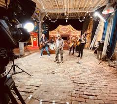 He's the son of french actor gérard lanvin. Gerard Et Manu Lanvin Tournent Un Clip A Saint Saens Pour Leur Futur Album Le Reveil De Neufchatel