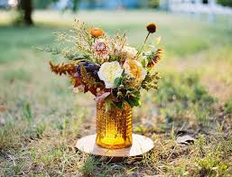 When we think of fall wedding flowers, our thoughts immediately turn to visions of overgrown dahlias, ranunculus, anemones, and garden roses in moody hues. 15 Fall Wedding Centerpieces