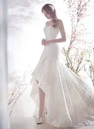 This Stylish High Low Gown From De Jenie Is Bursting With Couture Inspired Elements Kleid Hochzeit Hochzeitskleid Und Vokuhila Brautkleid