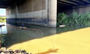 To south africa under durban to the river the helicopter fell, two persons were lost. 5n Tgyscb6iy4m