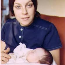 William Shakespeare decía: "Siempre me siento feliz, ¿sabes porqué?. Porque  no espero nada de nadie; esperar siempre duele. Los problemas no son  eternos, siempre tienen solución, lo único que no se resuelve