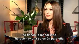 Di una prorompente monica bellucci a cui regala una dichiarazione d'amore che molti giovanotti di oggi si sognerebbero. Monica Bellucci Entrevista Por Manuale D Amore 3 Las Edades Del Amor Youtube